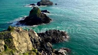 4k运动视频背景环航岸景色和海浪冲击岩石悬崖海岸线东南